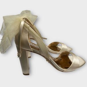 Badgley Mischka Women's Kim Heeled Sandal Bow Block Heel Ivory Satin Size 7.5
